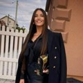 Nekad prodavala na pijaci, danas poseduje celu ulicu! Put pevačice nije bio lak, ali je vredelo: "Ko hoće da radi i zaradi -…
