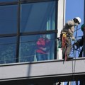 Klimatski aktivisti grupe „Robin Vudˮ spustili se niz fasadu sedišta CDU u Berlinu