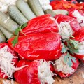 Kisele paprike punjene kupusom: Proveren recept za hrskavu zimnicu koju ćete obožavati