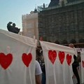 Akcija oslikavanja belog platna sa tri srca na Trgu slobode