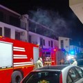 (Foto) Eksplozija u stanu u Surčinu, buknuo i požar, stanari istrčali iz zgrade, u toku borba vatrogasaca