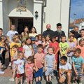 Pahomije, uz veliki broj dece, udario kamen temeljac za crkvene odaje u Lopardincu (Video)