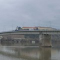 Teretni brod udario dva puta u most, pa se naslonio na splav carine: Detalji drame u Novom Sadu