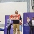Ministar mu uručio odlikovanje, a onda je priveden zbog transparenta „Kosmet je Srbija, Vučić je izdajnik“