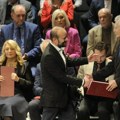 Priznanja đorđeviću i gagričiću: U Narodnom pozorištu novinarima "Novosti" dodeljene zlatne značke Kulturno-prosvetne…