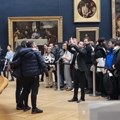 Novosadski frizer izazvao pometnju u Luvru: Ošišao je prijatelja i sa njim stao u red na ulazu muzeja, a onda su počeli da…