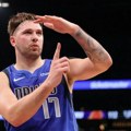 Lud koš Luke Dončića: Krenuo na lagano polaganje, a onda izveo majstoriju koja je raspametila sve u dvorani (video)