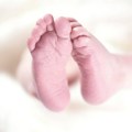 Podsticaji (ne) prave bebe: „Mlade muči beznadežnost i pitanje – na koji svet donose dete“