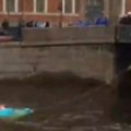 Pri padu autobusa u reku poginulo sedmoro osoba: Jezivi detalji nesreće u Sankt Peterburgu (video)
