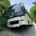 Autobus pun turista iz kine sleteo sa puta: Teška nesreća kod Kosjerića, svi putnici evakuisani (foto)