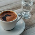Kako je nastao običaj da se uz kafu servira voda – i nije zbog pića