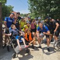 Završeno 120 km dugo humanitarno pešačenje za 14-godišnjeg Ivana iz Bečeja: Pridružili se i studenti biciklisti