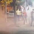 (VIDEO) Šabački naprednjaci se zatvorili u prostorije stranke, pobacali srpske trobojke na trotoar