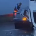 (Video) Jeziv sudar kamiona i automobila kod Umke: Delovi vozila svuda po putu, jedno "izgužvano"