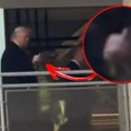 Tramp opsovao provokatora, pokazao mu srednji prst? Bela kuća: "Ludak je divlje brbljao u napadu besa, a predsednik je…