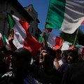 Rimom se orilo: "Duče, Duče"; Italija podeljena - za i protiv migranata FOTO/VIDEO