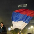 Jedan čovek je na Slaviji iznenadio sve, slavio pobedu studenata sa porodicom, Grobari ga obožavaju