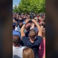 Albanac kolima uleteo u okupljene Srbe u Gračanici: Hitna odvezla povređenog građanina (video)