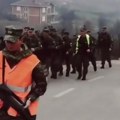 Ko su ovi ljudi na Kosovu? Jezivi snimak koji se pojavio na internetu (VIDEO)