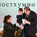 (Foto): Orden primili Nenadova supruga i sin Lazar (5): Dodik Medaljom zasluga za narod posthumno odlikova policijskog…