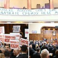 Sednica trajala kao školski čas: Prvi radni dan novog parlamenta u znaku "utakmice transparentima": Smirivanje tenzija nije…