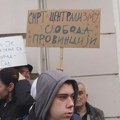 Nastavljaju se protesti građana ispred zgrade Opštine Inđija