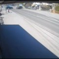 Jeziv snimak iz Trstenika! Žestok sudar 2 automobila, vozilo se okrenulo za 360 stepeni (video)