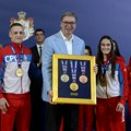 Predsednik Srbije sa "zlatnim" bokserima: "Hvala vam što ste vratili klince u sale"