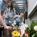 Vračarski mali maturanti odali počast drugarima ubijenim u OŠ "Vladislav Ribnikar" (VIDEO)