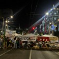 Pobunjeni univerzitet uz podršku studenata i građana, i dalje blokira raskrsnicu kod Vlade Srbije (FOTO)