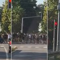 Tuča Grobara i Delija pred početak Superlige: Haos na ulici u Beogradu pre utakmice Zvezde