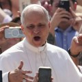 Snimak sa prepunog Trga Svetog Petra: Papa Lav XIV direktno iz rodnog Čikaga dobio neočekivani poklon