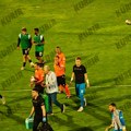 Sudija pogođen u glavu! Predmet doleteo sa istočne tribine - arbitar se sve vreme držao za nos!