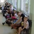 Sramota u Dečjem dispanzeru: Bolesna deca čekaju satim po hodnicima dok doktorke ispijaju kafe – VIDEO