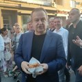 Nema pitanja, da se ministar ne zagrcne: Dok je Ivica Dačić jeo pljeskavicu na Roštiljijadi u Leskovcu, policija držala…