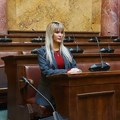 Ćerka folkerke bila za govornicom u Skupštini, a sad "grmi" u kupaćem: Pokazala kako se opušta, a komentari pršte