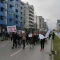 Srednjoškolci u Novom Sadu bojkotuju nastavu, pružaju podršku Jaćimovićima i Dijani Hrka
