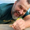 Da se naježiš! Nenad Jezdić golim rukama uhvatio zmiju, pozirao s njom, pa pokazao gde je završila: "Da je..."
