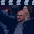Naš poznati glumac iz sveg glasa bodri Partizan u Areni! Podigao šal, pa glasno zapevao