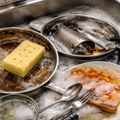 Da li je zaista potrebno potapati sudove pre ručnog pranja? Evo šta kažu stručnjaci