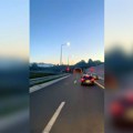 Vozač ušao u suprotan smer kod tunela Laz. Hitno se aktivirao upozoravajući razglas i sprečio nesreću.