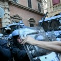 (Video) Evropski grad na rubu haosa, ima povređenih! Bes se izlio na ulice, policija udara vodenim topovima: Sukobi buknuli…