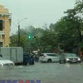 Evakuisano 54.000 ljudi: Ulice potpoljene vodom, strahuje se da najgore tek dolazi (Video)