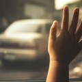Drama u Novom Pazaru: Dete ostavljeno u užarenom autu, prolaznik čuo plač