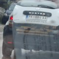 Службеном “Дачијом” градски СНС функционери превозе столове и клупе по Прокупљу