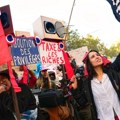 (Video) Gen Z preti da zapali Evropu! Strah od eksplozije besa širi se u tri zemlje, počeli masovni protesti: Policija na…