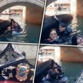 Zbog selfija završili u vodi: Grupa turista ispala iz gondole u Veneciji (VIDEO)