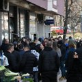 "Ovako nikada nije bilo": Redovi prosvetnih radnika ispred banke u Severnoj Mitrovici: Zbog ukidanja dinara ne možemo plate da…