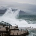 Strašna oluja pogodila Kotor: Ljudi beže na sve strane, vetar lomio palme, pljusak tukao sat vremena
