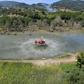 (Foto, video): Pogledajte kako izgleda akcija gašenja požara iz helikoptera: Posipaju vodu na tri lokacije, gore borove šume